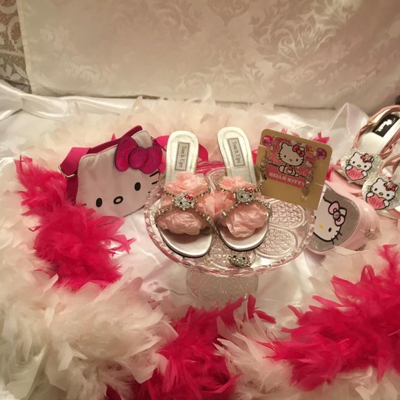 ADORABLE kitten heels and earings with hello kitty and crystal details! - Picture 3 of 11